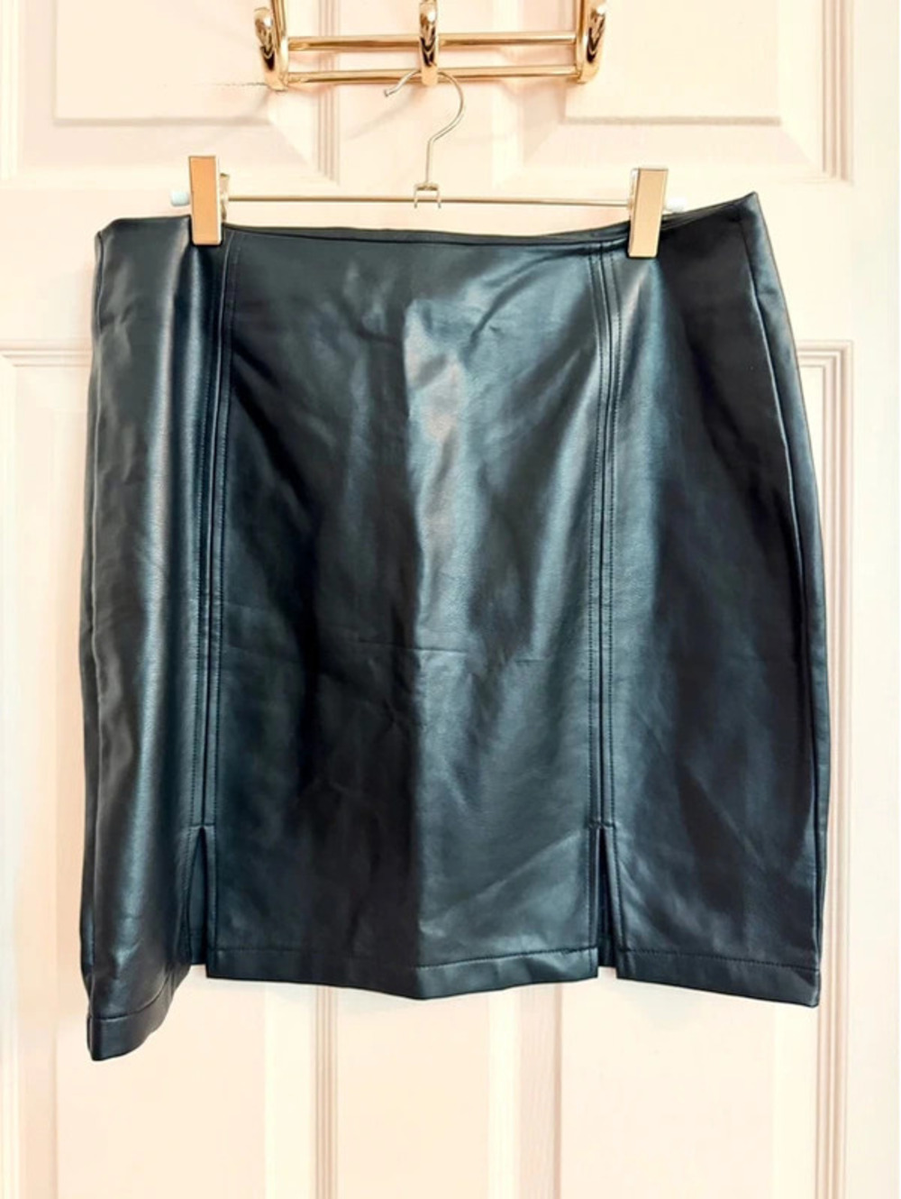 $5 SALE Black vegan leather mangopop skirt